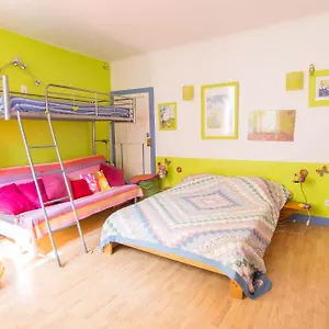 Appartement Volets Bleus Et Briques Rouges